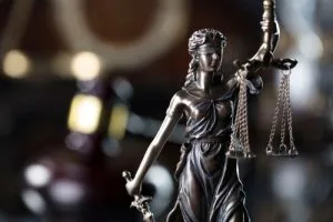 Nepotismo que não tinha norma proibitiva não configura improbidade