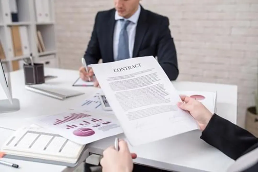 imagem-de-um-advogado-especializado-em-direito-contratual