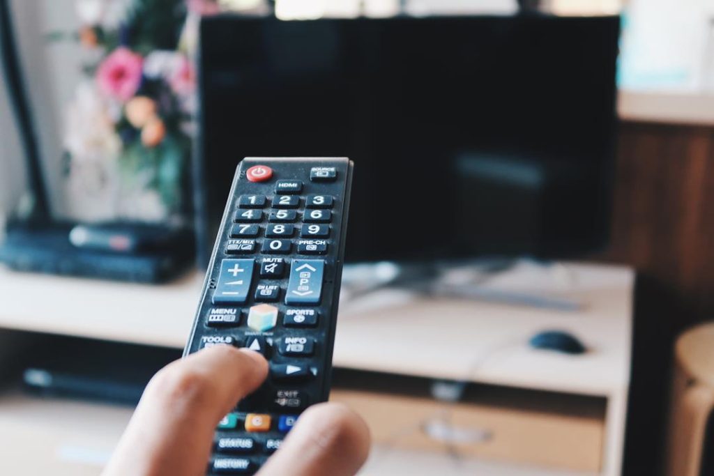 pessoa-ligando a tv-para-assistir-as-sugestoes-de-series-de-direito
