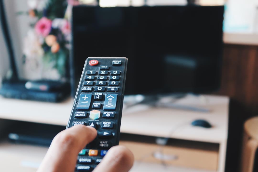 pessoa-ligando a tv-para-assistir-as-sugestoes-de-series-de-direito