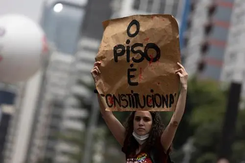 mulher-som-faixa-sobre-piso-salarial