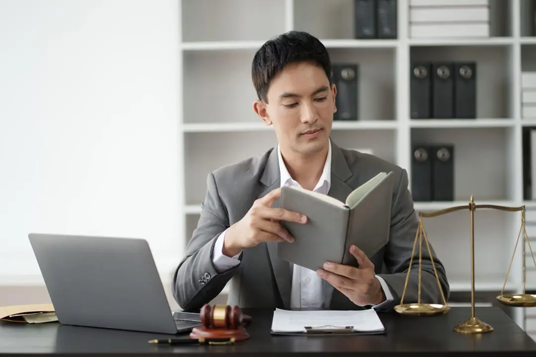 profissional-estudando-para-pos-graduacao-em-seis-meses