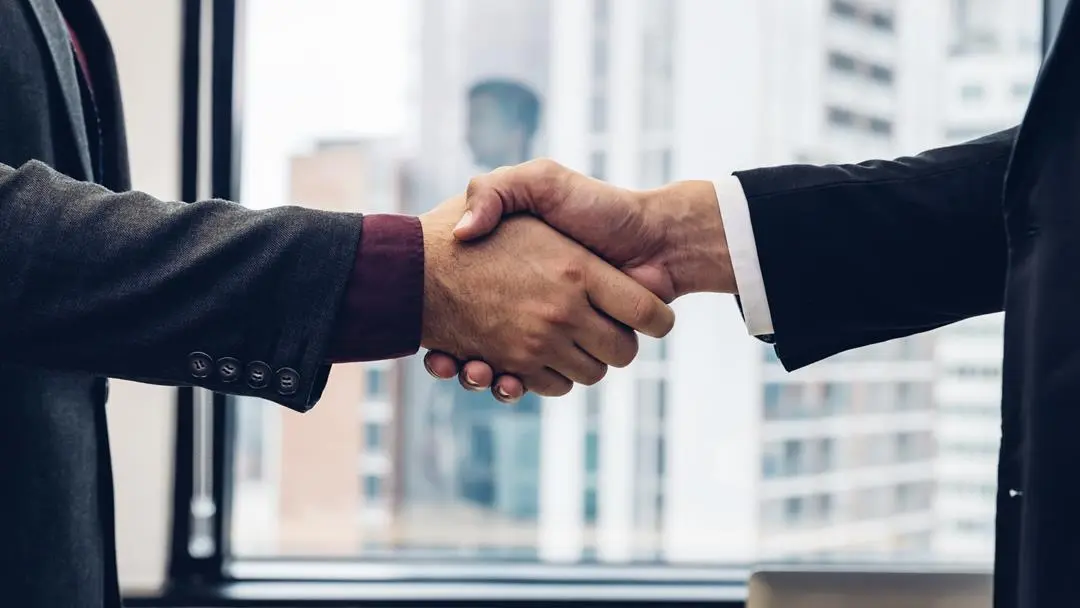 duas-pessoas-se-cumprimentando-agindo-de-boa-fe