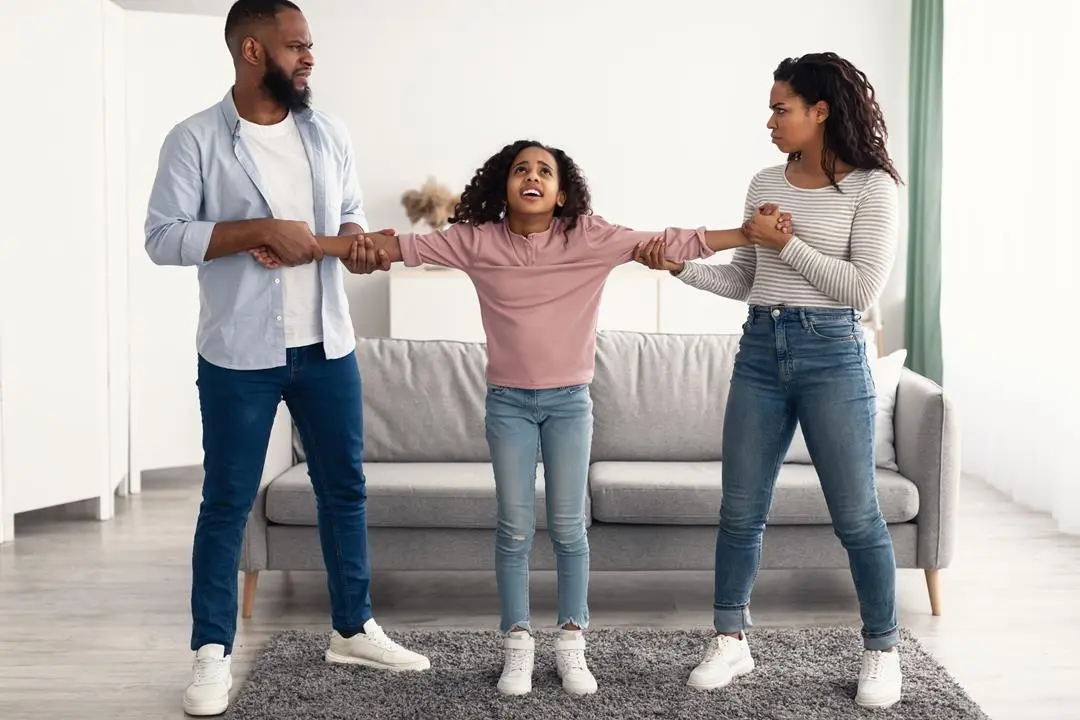 A guarda dos filhos depois de um divórcio está entre as principais disputas nos processos do Direito de Família. No Brasil, o conceito de guarda compartilhada ganhou espaço ao longo dos anos, marcando uma mudança significativa em relação à guarda unilateral, que tradicionalmente era concedida às mães. Inicialmente, a guarda unilateral era predominante, refletindo uma visão da sociedade de que a mãe é que deveria cuidar dos filhos. Porém, ao longo do tempo, houve uma mudança de paradigma, com a compreensão de que ambos os pais têm responsabilidades iguais na criação dos seus filhos. Isso levou à implementação da guarda compartilhada como uma opção mais assertiva, na qual ambos os pais têm direitos e responsabilidades iguais em relação à criação e cuidado dos filhos, mesmo após a separação. Vamos entender melhor Guarda Unilateral Embora seja prioritária, nem sempre a guarda compartilhada é aplicada. Para alguns casos, pode ser escolhida a guarda unilateral, na qual apenas um dos pais a exerce. Ainda que apenas um dos dois tenha a guarda, o direito ao poder de família é mantido ao outro (pai ou mãe), que passa apenas a não possuir o exercício efetivo da guarda, mantendo, com isso, direitos e deveres em relação à educação e ao convívio com os filhos. A escolha da guarda em uma decisão judicial pode não ser definitiva, e aquele que não está com a guarda no momento deve supervisionar, saber dos interesses das crianças e solicitar informações relevantes da educação e de atividades dela. Guarda compartilhada Na guarda compartilhada, pai e mãe decidem juntos sobre as principais questões na criação e na vida dos filhos, com responsabilidades equivalentes, havendo entre os juízes da vara de família a tendência em optar por ela, em razão do menor sofrimento das crianças em processos de separações e divórcios. Como já mencionado, foi instituída no país, em 2014, a Lei nº 13.058/14, que, logo no primeiro artigo, estabelece a alteração de leis anteriores acerca do tema: Art. 1º Esta Lei estabelece o significado da expressão “guarda compartilhada” e dispõe sobre sua aplicação, para o que modifica os arts. 1.583, 1.584, 1.585 e 1.634 da Lei nº 10.406, de 10 de janeiro de 2002 (Código Civil). Entre as principais mudanças nos artigos anteriores, estão: - Ambos os genitores devem dividir o tempo com os filhos de maneira igualitária; - Em caso de pais que vivem em diferentes cidades, será escolhida como base aquela que melhor atender às necessidades dos filhos; - Compete a ambos os pais o poder de decisão familiar sobre os filhos (criação, educação, autorização para casamento, autorização para viagens ao exterior, mudanças de municípios, entre outras questões fundamentais). Há ainda outros pontos importantes no texto, inclusive os que explicam certas punições e multas ao descumprimento da legislação em vigor. Vantagens e desvantagens da guarda compartilhada As vantagens da guarda compartilhada incluem: Maior participação dos pais: Esse tipo de guarda permite que ambos estejam ativamente envolvidos na vida cotidiana dos filhos, promovendo uma relação mais próxima e saudável. Estabilidade emocional: Acredita-se que ao manter contato regular com ambos os pais, as crianças tendem a se sentirem mais seguras e estáveis emocionalmente. Tomada de decisões conjuntas: Nesse tipo de guarda, ambos têm voz ativa nas decisões importantes relacionadas à educação, saúde e bem-estar dos filhos. Redução de conflitos: Percebe-se que ao compartilharem responsabilidades, os pais tendem a terem menos conflitos em comparação com a guarda unilateral, o que é benéfico para o desenvolvimento emocional das crianças. No entanto, existem também desafios e desvantagens associados à guarda compartilhada: Dificuldades logísticas: O gerenciamento de horários e da logística do dia-a–dia dos filhos entre duas residências pode ser complexo e desafiador. Potencial para conflitos: Quando os pais não conseguem se comunicar e cooperar adequadamente, a guarda compartilhada pode levar a conflitos constantes, o que afeta o bem-estar das crianças. Custos financeiros: Alguns pais colocam que os custos com a guarda compartilhada tende a ser maior do que o com a guarda unilateral. Adaptação das crianças: Alguns filhos podem ter dificuldades de adaptação ao esquema da guarda compartilhada, o que pode trazer diversos problemas. No geral, a guarda compartilhada tem sido vista como uma abordagem mais equitativa e favorável ao bem-estar das crianças, desde que seja implementada de forma responsável e que os pais estejam comprometidos em cooperar em prol do melhor interesse dos filhos. Possui interesse no Direito de Família? Os processos e sentenças sobre a guarda dos filhos faz parte de um grande leque de atuações do Direito de Família, um dos mais importantes ramos jurídicos no mercado. Se você possui interesse em se especializar na área, a Escola Paulista de Direito oferece a Pós-Graduação presencial em Direito de Família e Sucessões, curso coordenado pelos professores Flávio Tartuce e Giselda Hironaka, dois dos principais nomes da atualidade no ensino do Direito. Siga também acompanhando o Blog e as redes sociais da EPD para ver mais conteúdos sobre o universo jurídico.