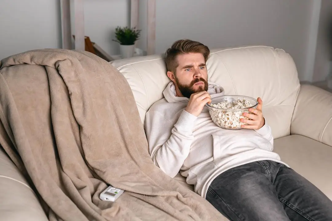 homem-assistindo-serie-sobre-direito