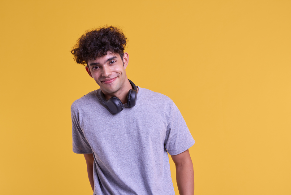 Jovem-sorrindo-para-passar-a-ideia-de-3-formas-de-emancipação-de-menor