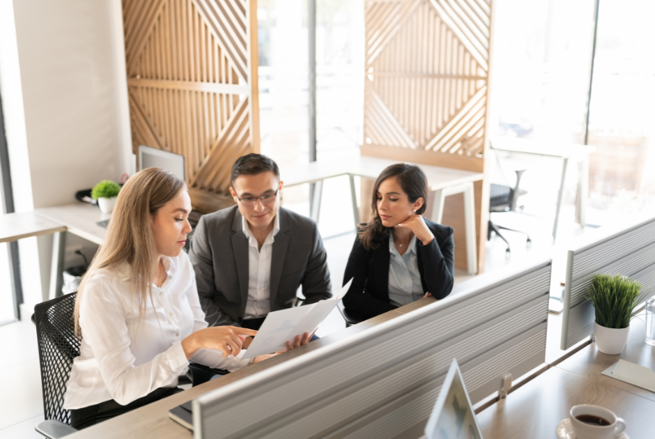 Foto-de-duas-advogadas-mulheres-e-um-advogado-homem-sentados-na-frente-do-computador-Direito-Previdenciário