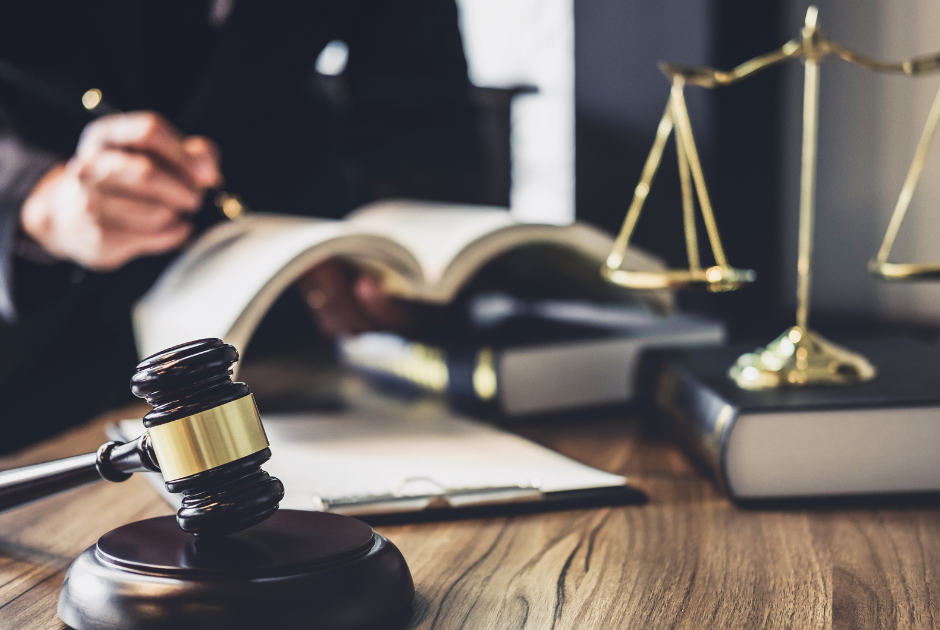 Foto-de-um-advogado-com-uma-mesa-repleta-de-símbolos-do-Direito-Ação-civil-pública