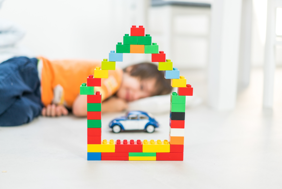 Foto-de-crianca-com-uma-casa-de-quebra-cabeca-Direitos-do-Autista