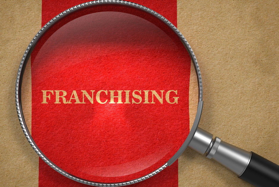 Uma-lupa-mostrando-a-palavra-Franchising
