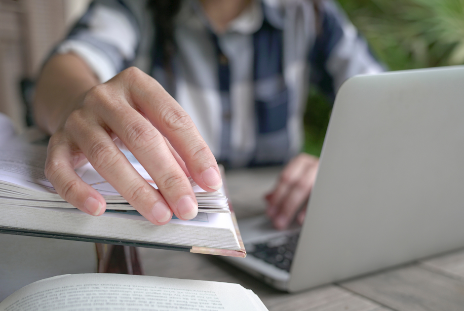 Foto-de-rapaz-estudando-Autodidata-na-area-juridica