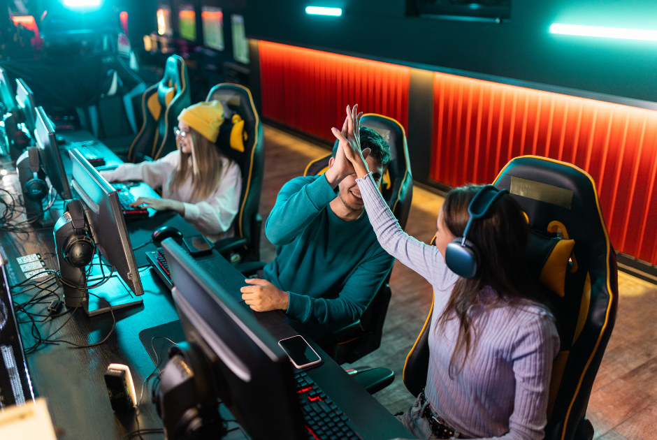 Pessoas-jogando-jogos-eletronicos-Marco-legal-dos-Games