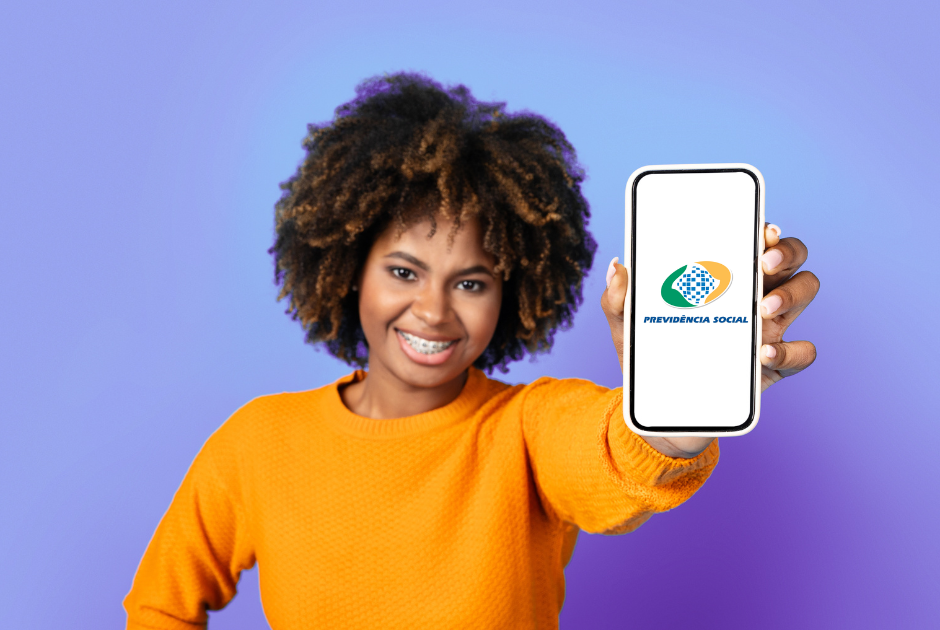 mulher-segurando-o-celular-mostrando-Principais-direitos-previdenciários