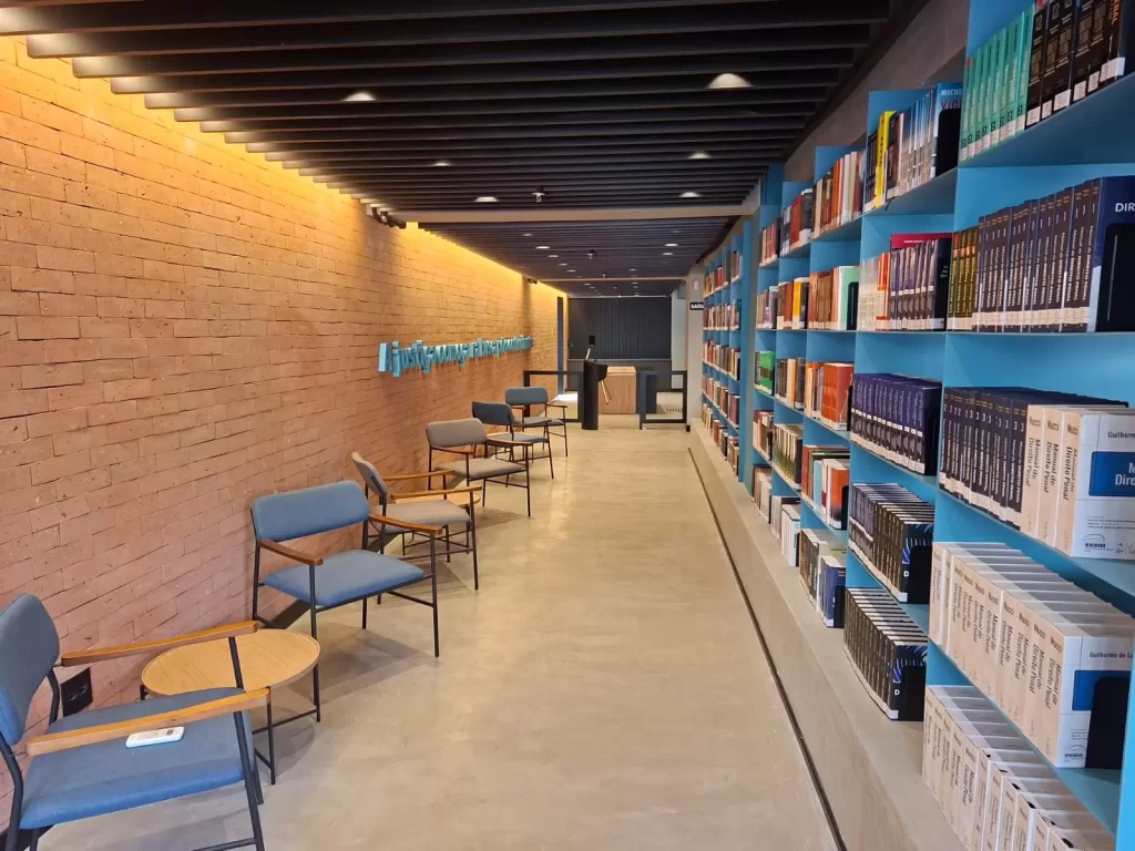 Infraestrutura da Instituição com foto da biblioteca